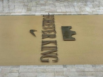 网友分享明日詹姆斯中国行上海站现场布置 已竖起巨大皇冠logo